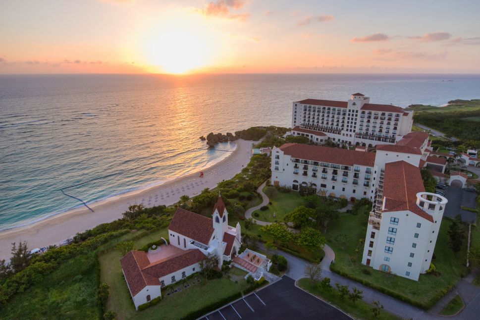 ホテル日航アリビラ　全景（夕日）