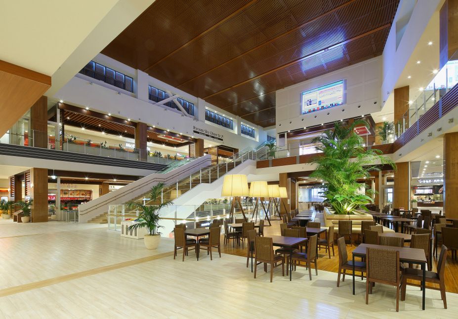 イオンモール沖縄ライカム　フードコート吹抜け