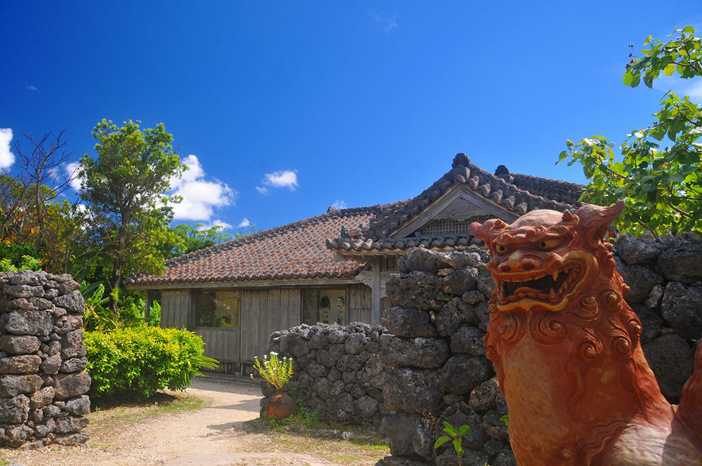 石垣やいま村・牧志邸前