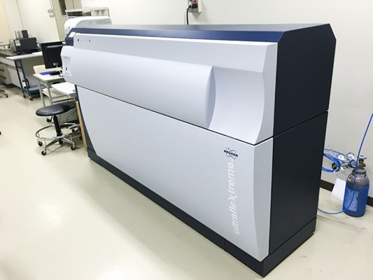 分析機器(飛行時間型タンデム質量分析装置)