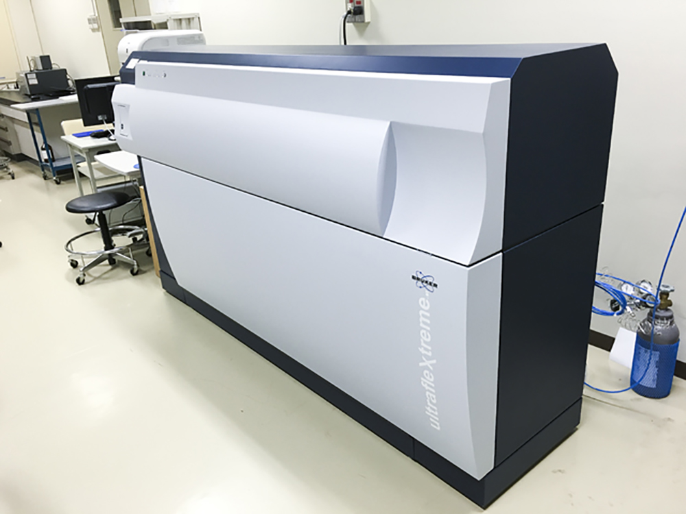 分析機器(飛行時間型タンデム質量分析装置)