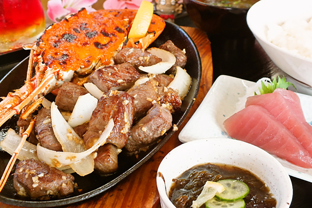 食事処「亀ぬ浜」エビサイコロステーキ定食