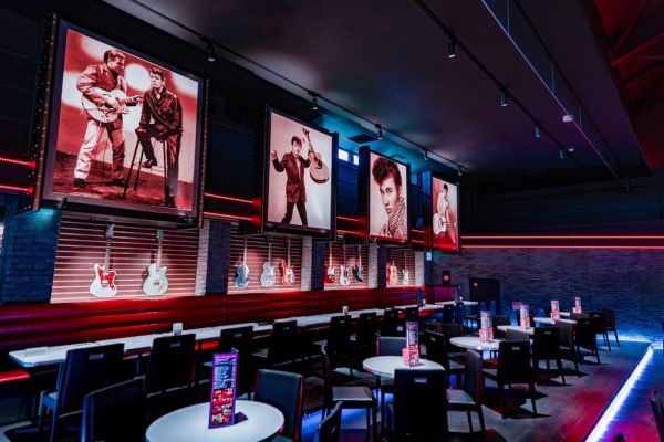 通常営業時のテーブル席（左側）