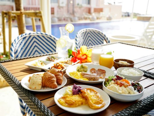 テラス席での朝食イメージ