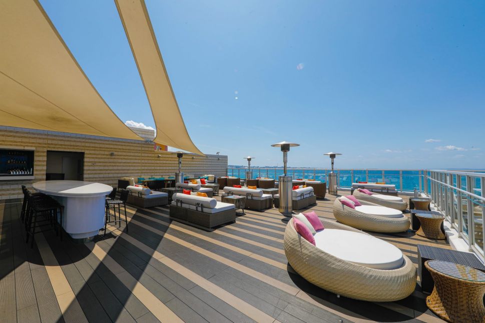 ダブルツリーbyヒルトン沖縄北谷リゾート　ルーフトップバー1