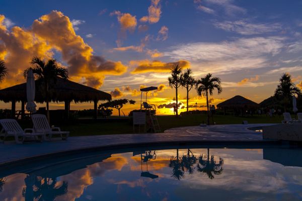 从泳池边露台看夕阳