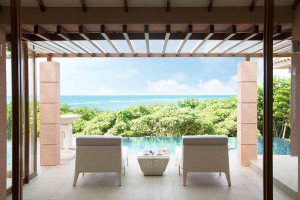 从露台眺望感受阳光和风